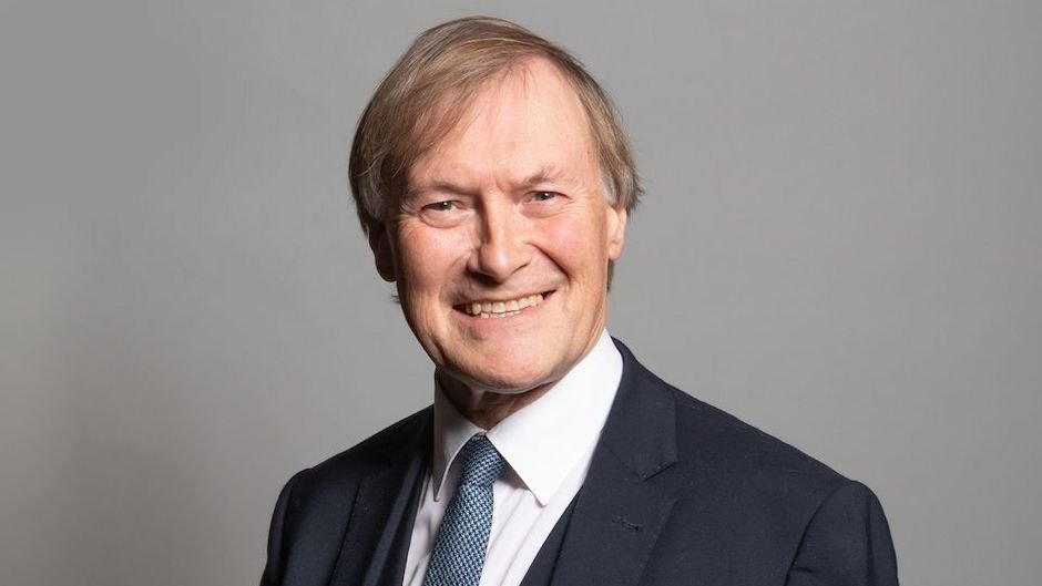 David Amess, parlamentar britânico foi morto com golpes de faca em Igreja Metodista