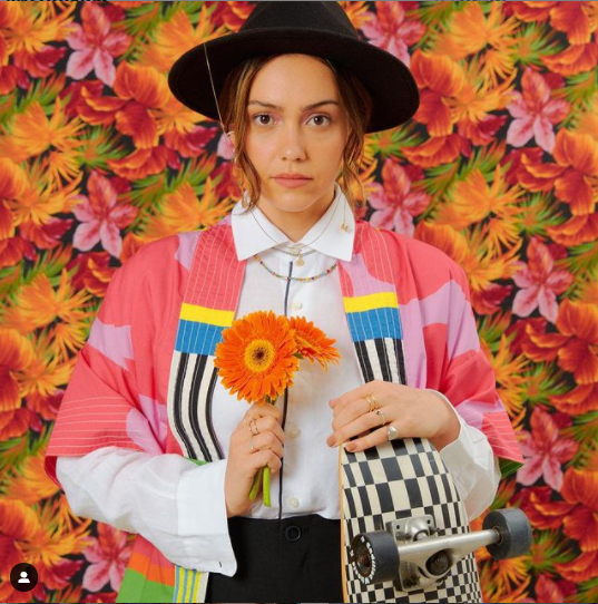 Amanda Rodrigues deixa a música gospel e agora é Manda