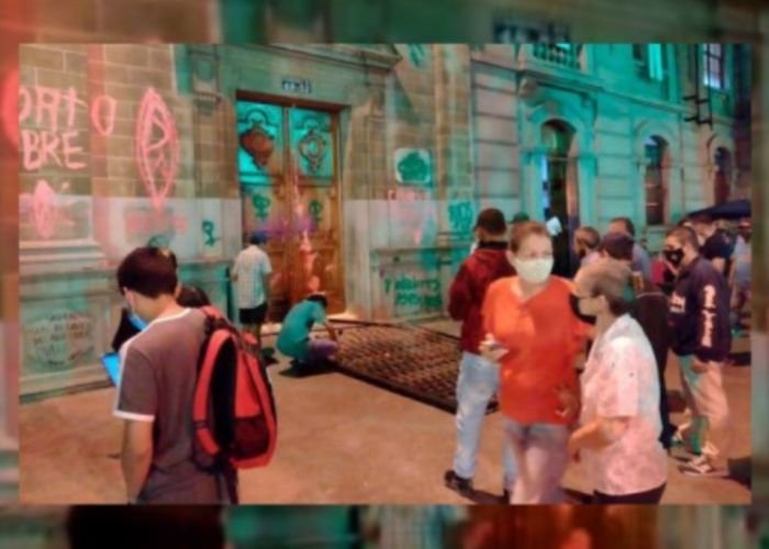 Feministas criminosas atacam igreja durante missa em Medellín, na Colômbia.