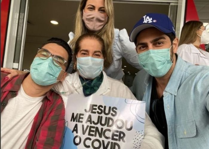 Rebeca e Jonathan Nemer e o cantor PC Baruk juntos com Sara Nemer na saída do hospital