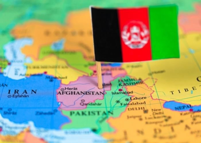 Bandeira do Afeganistão cravada no mapa do país.