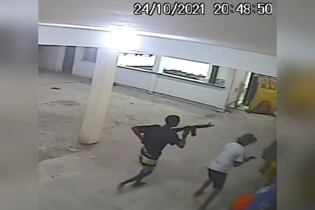 Homens armados com um fuzil e uma pistola assaltam igreja evangélica.