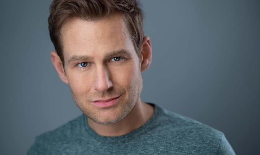 Ator Chad Kimball diz que foi demitido por opinião religiosa.