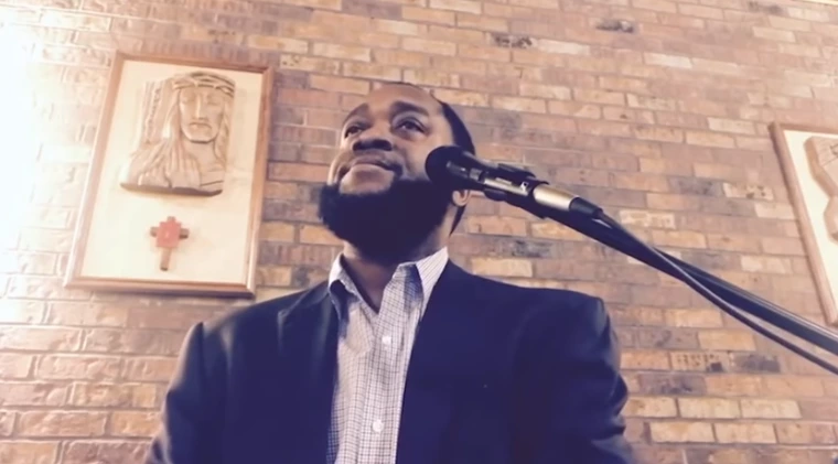 O falecido Quinnzhahn Barnes, 45, liderou o Templo Selah Fellowship em Houston, Texas, nos EUA. | Captura de tela: Facebook / Carl Frederick Hill
