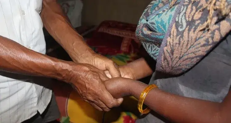 Casal cristão de mãos dadas.