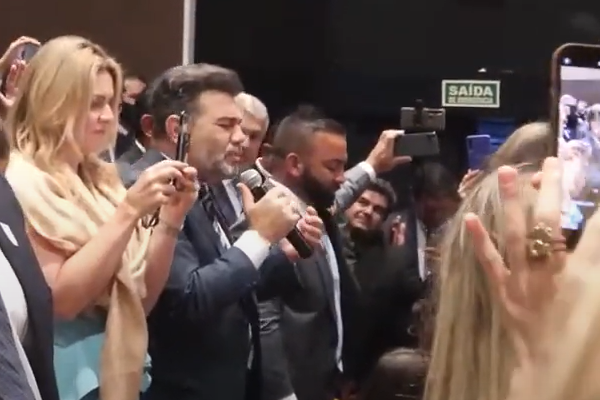 Marco Feliciano orou durante a filiação de Bolsonaro ao PL