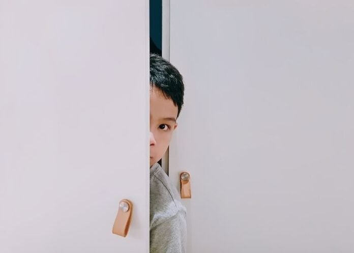 Criança espiando pela porta (foto: ilustração)
