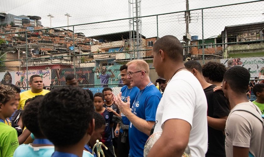 Equipe da Associação Evangelística Billy Graham no Complexo do Alemão.
