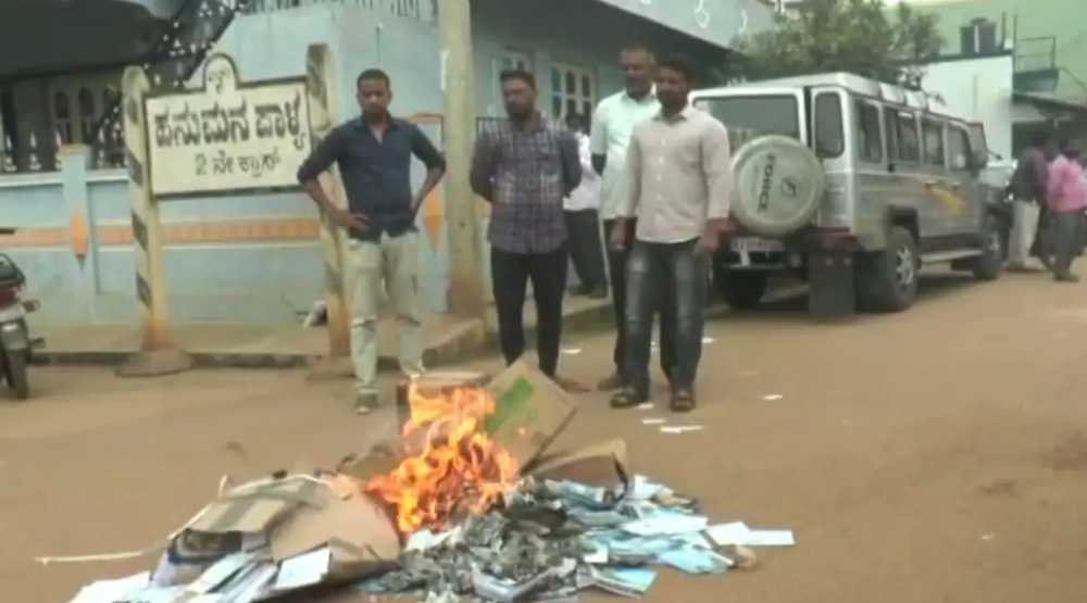 Cristãos que foram atacados por extremistas e tiveram seus livros queimados.