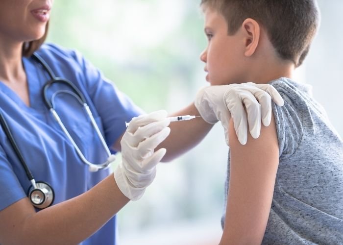 Criança sendo vacinada