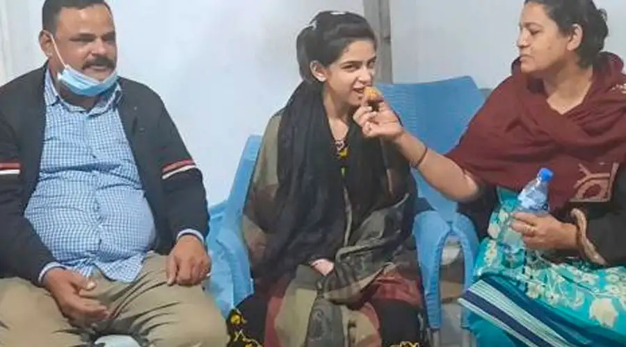 Arzoo Raja e seus pais.