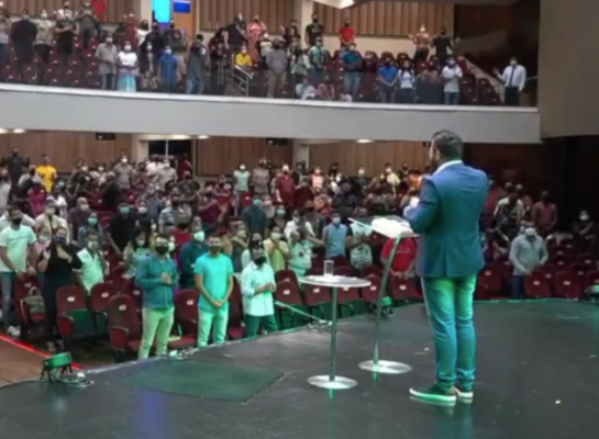 Pastor Jessé Oliveira propaga desinformações sobre vacina contra a covid-19 na Igreja Batista Nacional de Várzea Grande, em Mato Grosso.