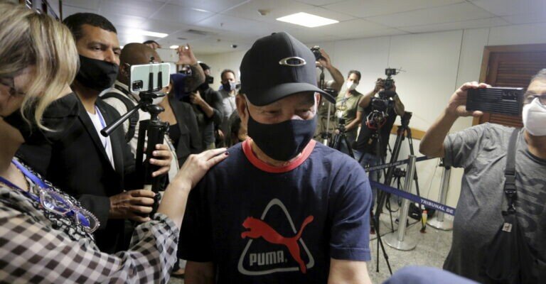 Jorge de Souza, pai do pastor Anderson do Carmo, chegando para o julgamento em 23 de novembro.