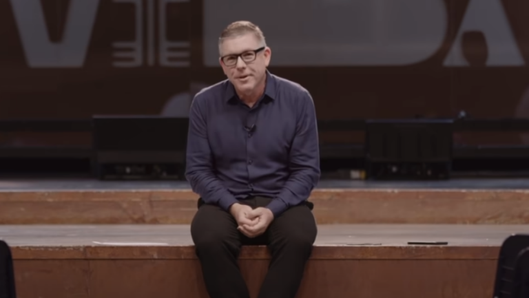 Pastor Ed René Kivitz durante pronunciamento sobre seu desligamento da OPBB (Foto: Reprodução YouTube/Ed René Kivitz)