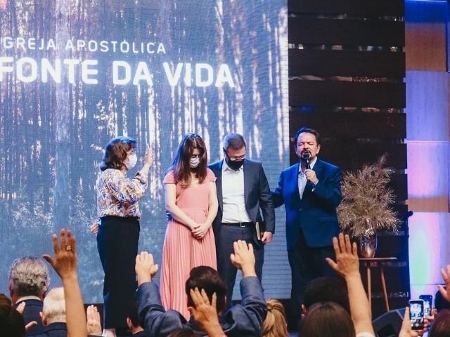 André Mendonça e sua esposa orando com o apóstolo César Augusto.