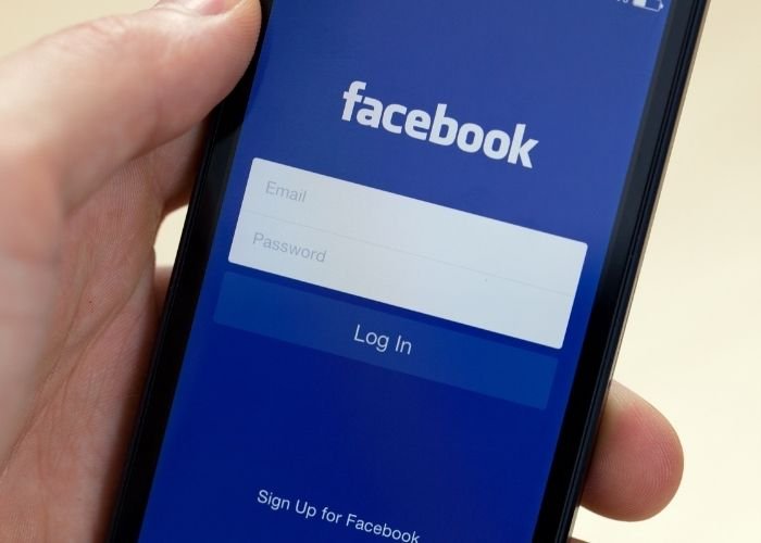 Facebook em um celular