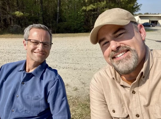Kirk Cameron e Alex Kendrick no set do novo filme. (Foto: Instagram/Alex Kendrick).