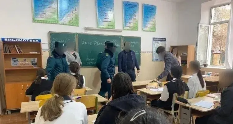 Policiais revistam celulares de alunos nas salas de aula no Uzbequistão