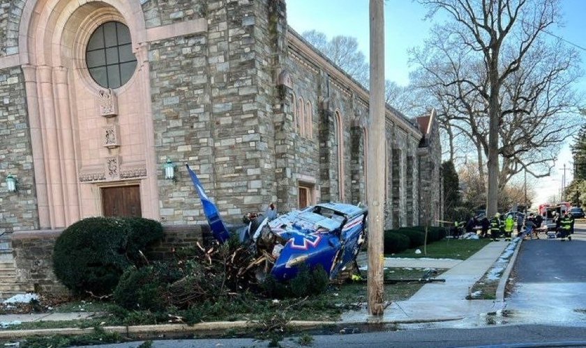 Helicóptero caído ao lado da Igreja Metodista Unida Drexel Hill. (Foto: Reprodução / Twitter)