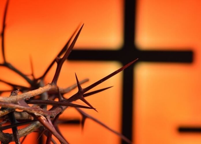 Cruz e uma coroa de espinhos (Ilustração)