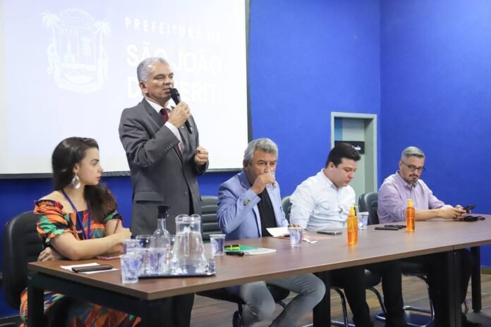 Palestrante Dr. Gilberto Garcia, Prefeito Dr. João Ferreira Neto, (centro), e Assessores