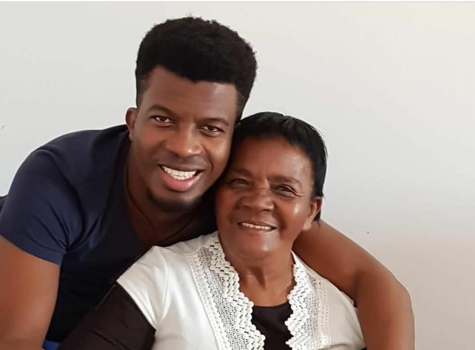 Cantor Delino Marçal ao lado da mãe, Odete (Foto: Arquivo Pessoal)