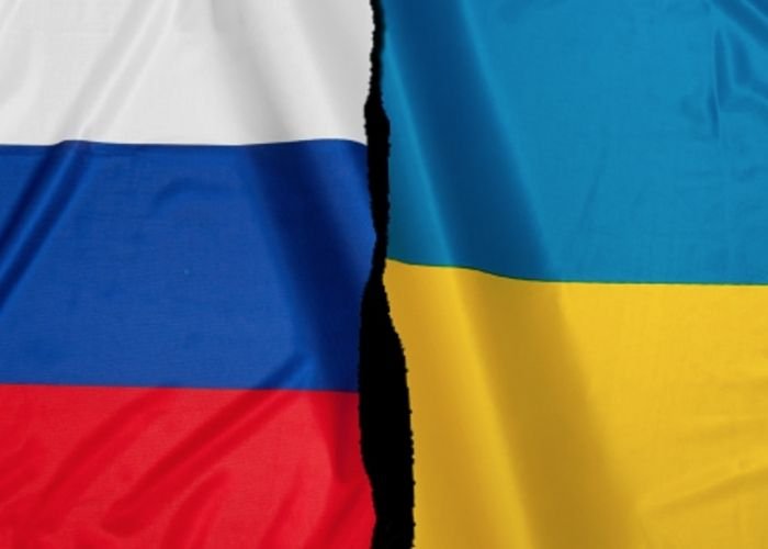 Bandeiras da Rússia e Ucrânia