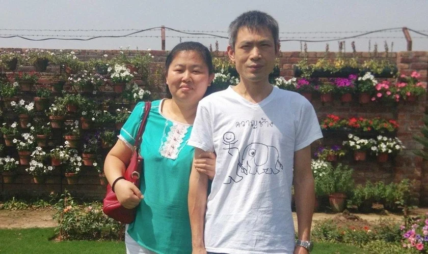 Pastora Hao Zhiwei ao lado de seu falecido marido