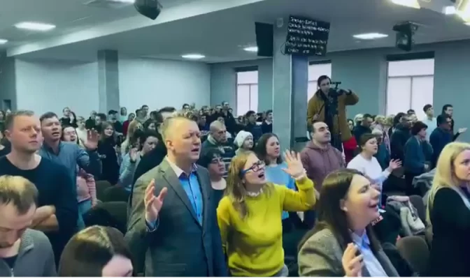 Culto em igreja evangélica ucraniana realizado no domingo, 27 de fevereiro de 2022, em meio à guerra, após invasão da Rússia.