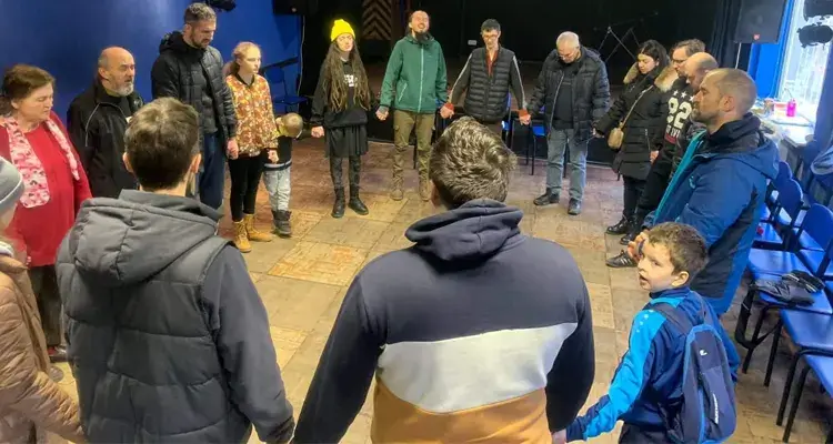 Cristãos da Ucrânia reunidos em momento de oração em centro comunitário na cidade de Kryvyi Rih
