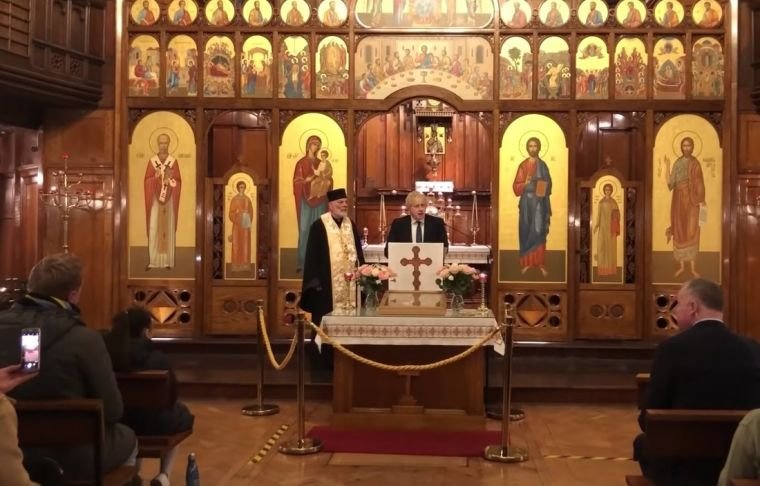 Boris Johnson (d) com o bispo Kenneth Nowakowski (e)