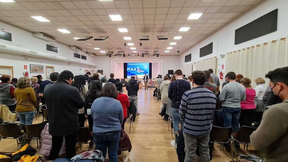 Culto de oração pela Ucrânia em uma igreja em Barcelona, na Espanha