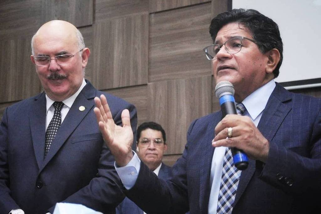 Ministro da Educação, Milton Ribeiro, com os pastores Arilton Moura (ao fundo) e Gilmar Santos em culto em Goiânia (GO) - Reprodução redes sociais