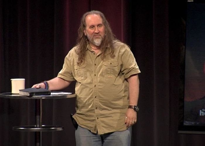 Pastor Bruxy Cavey, da igreja The Meeting House, no Canadá, renunciou após descoberta de adultério