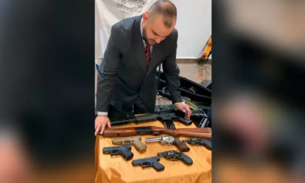 Pastor faz a unção das armas em igreja evangélica de Curitiba (Foto: Reprodução)