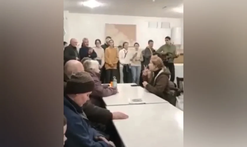 Cerca de 75 pessoas se reuniram na Igreja Batista Central, na Ucrânia, para cultuar a Deus. (Foto: Reprodução/Twitter)