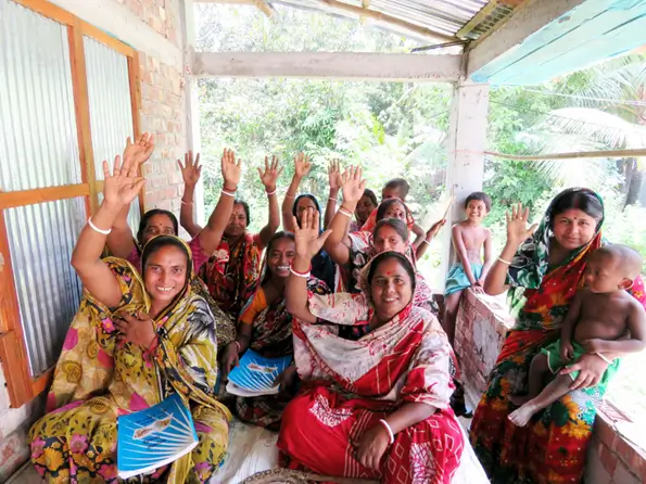 Mulheres aprendem a ler e a escrever em Bangladesh, apesar da oposição dos líderes locais (foto: Portas Abertas)