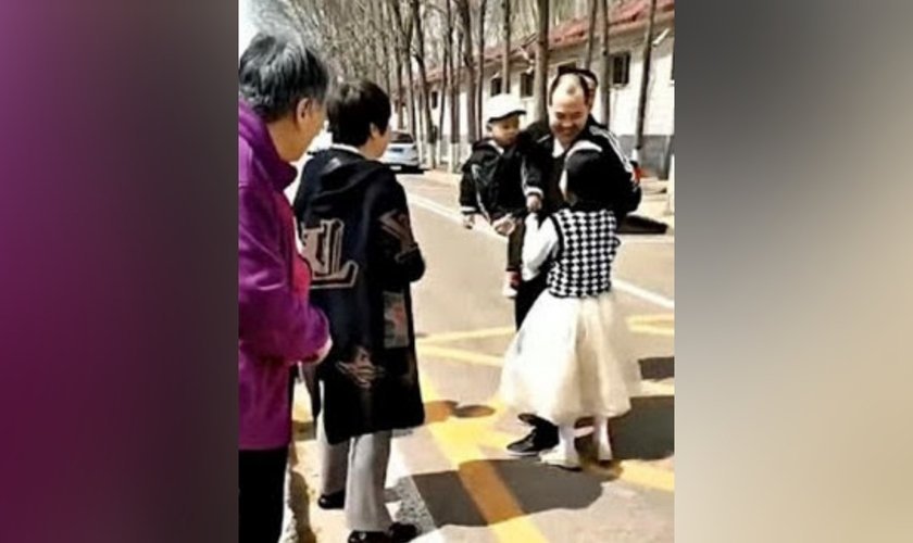 Wang Runyun com sua esposa e filhos após sair da prisão por participar de evento com Tim Keller. (Foto: ChinaAid)