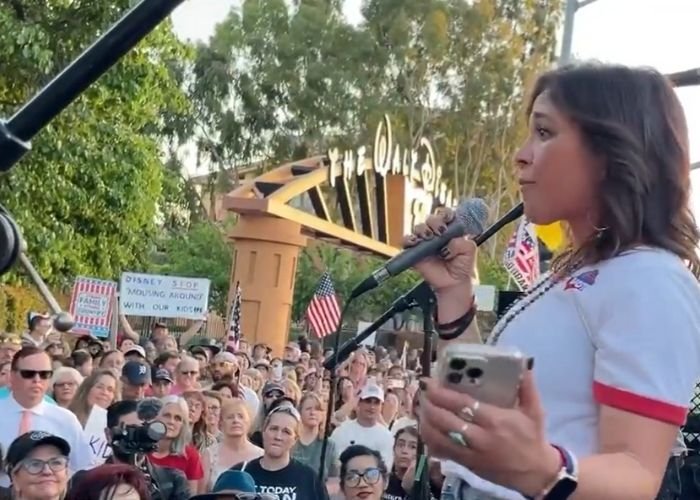 Cristão protestam contra agenda LGBT da Disney