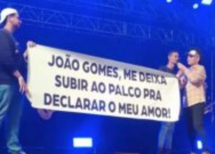 Jovens evangelizam no palco do show de João Gomes
