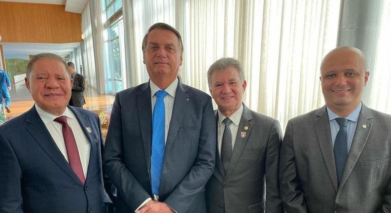 Bolsonaro com pastores e major Vitor Hugo no Palácio da Alvorada