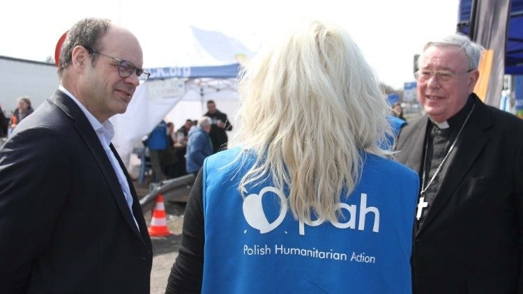 Reverendo Christian Krieger (E) e o cardeal Jean Claude Hollerich (D), na fronteira entre a Polônia e a Ucrânia.