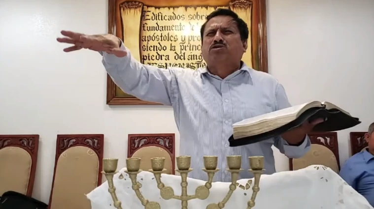Pastor Rene Huezo lidera a Igreja Evangélica Apóstolos e Profetas em San Jose, Califórnia, onde sua neta de 3 anos, Arely Naomi Proctor, morreu durante ritual de exorcismo