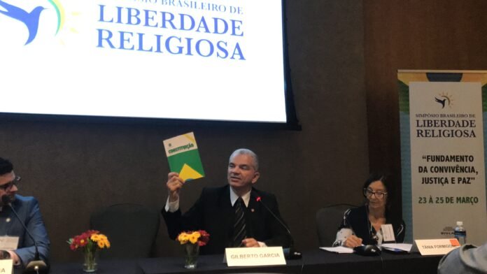 Dr. Gilberto Garcia durante o Simpósio Brasileiro de Liberdade Religiosa: Fundamento para Convivência, Justiça e Paz Dr. Gilberto Garcia durante o Simpósio Brasileiro de Liberdade Religiosa: Fundamento para Convivência, Justiça e Paz