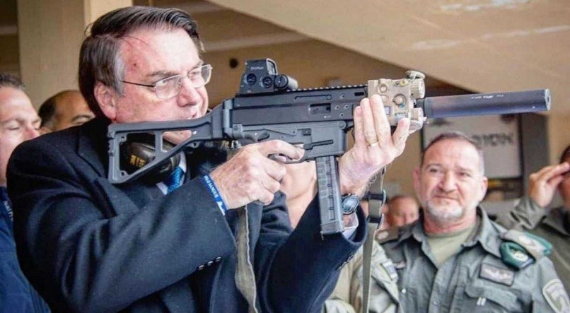 Bolsonaro com uma metralhadora nas mãos (Reprodução/Instagram )