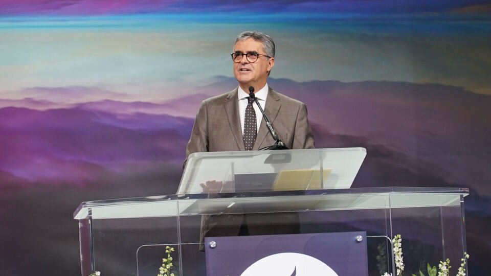O pastor Erton Kohler apresentou o relatório no segundo dia da Assembleia da Associação Geral (Foto: Blesman Monteiro)