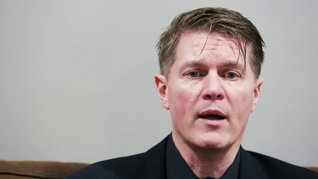 George Carneal é um ex-homossexual que se converteu a Cristo.