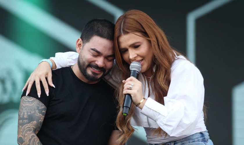 Yudi Tamashiro e sua esposa, a cantora Mila. (Foto: Pedro Flausino/Marcha Para Jesus)