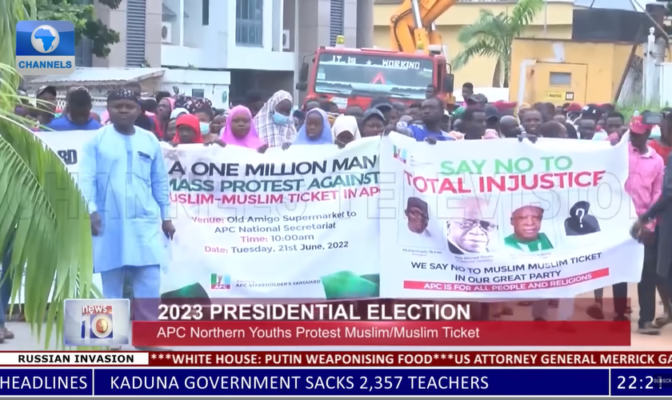 Cristãos protestam contra chapa presidencial muçulmana na Nigéria (Foto: Reprodução/YouTube/Channels Television)