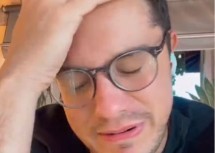 Deive Leonardo chora por ter seu canal no YouTube hackeado